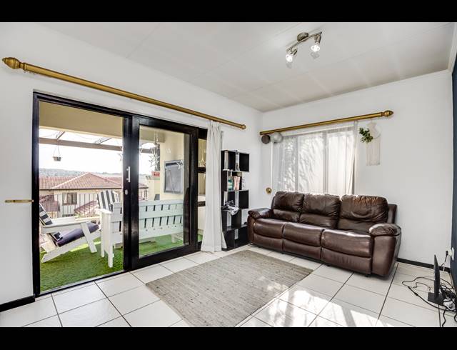2 BEDROOM APARTMENT FOR SALE IN SUNNINGHILL